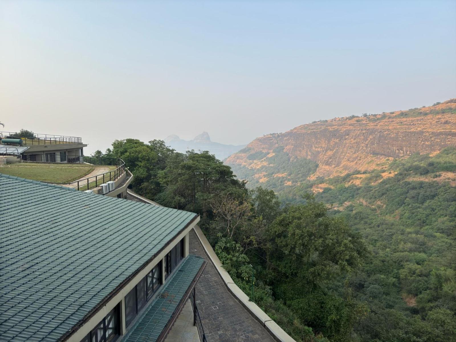 Upper Deck Resort - Stay And Relax At The Highest Peak 로나발라 외부 사진